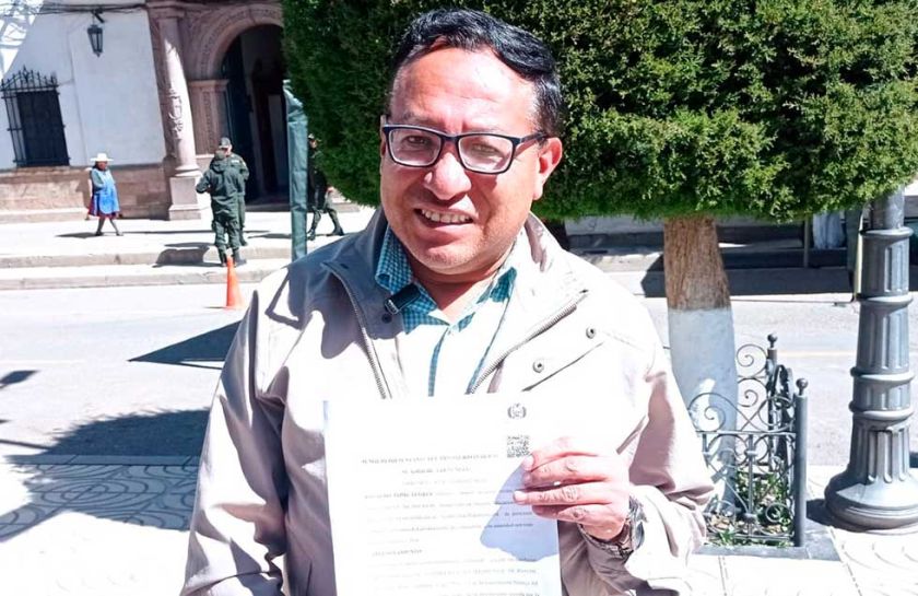 Asambleísta denuncia participación de autoridades en presunta venta de ítems