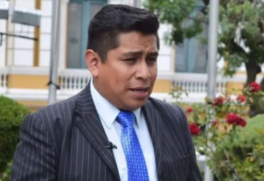 Senado aparta a su director jurídico Israel Quino trasdenuncias en su contra