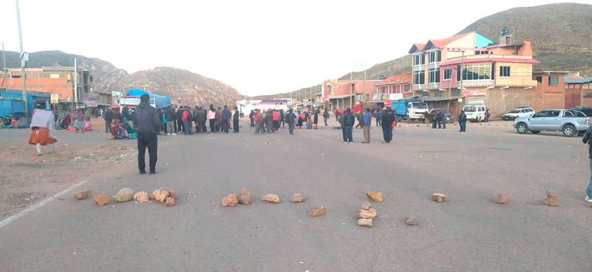 Comunarios mantienen el bloqueo sobre la ruta Potosí Sucre