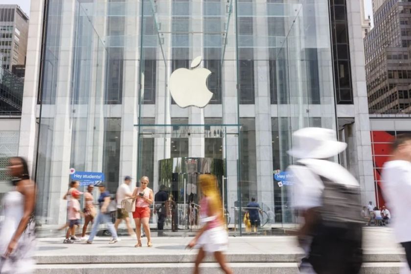Trump advierte a Apple con un arancel del 25 % para sus iPhones si no los fabrica en EEUU