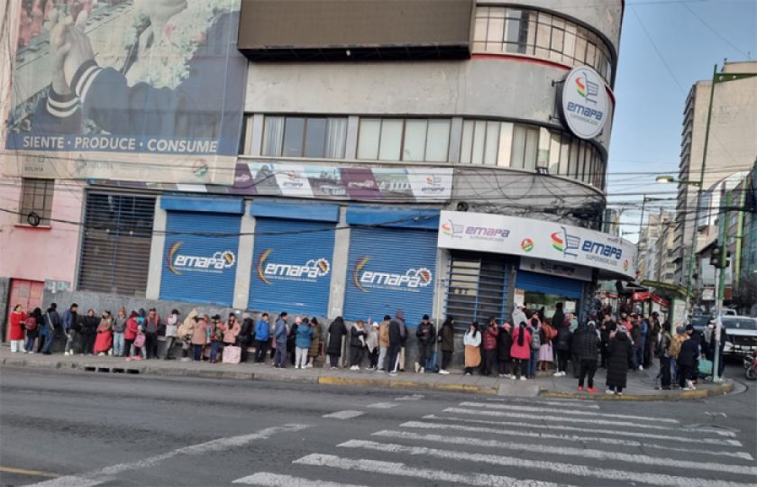 Creciente demanda y escasez de productos provocan largas filas en EMAPA-La Paz