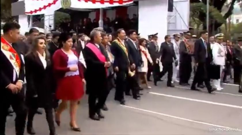 Presidente Arce rinde homenaje al 216 aniversario de la gesta libertaria de Chuquisaca con ofrenda floral e iza de las banderas