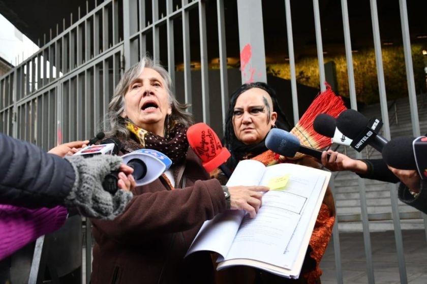 María Galindo y madre de Andrea Aramayo entregan documentación contra Mariana Prado