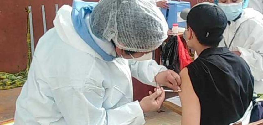 Coordinan cronograma de vacunación con escuelas
