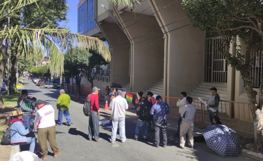 Seguidores de Evo instalan vigilia contra el TCP en Sucre