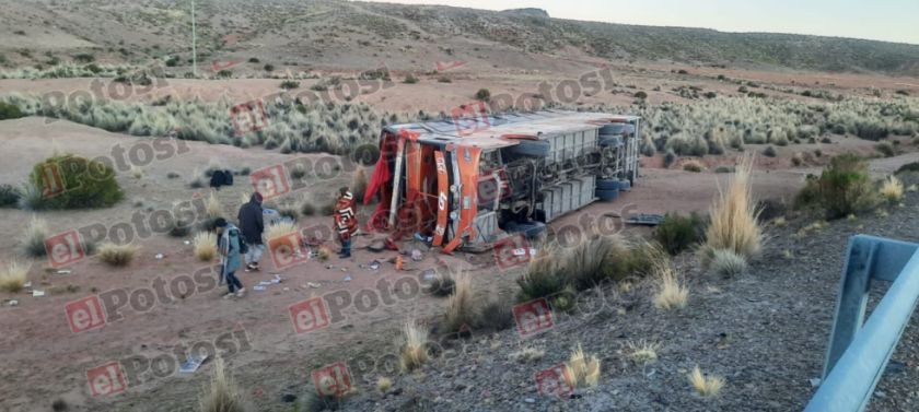 Reportan 17 heridos tras vuelco de un bus de pasajeros en la ruta La Paz-Uyuni