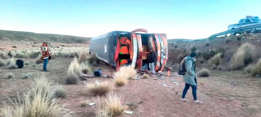 Tránsito busca al chofer que produjo el accidente con 17 personas heridas