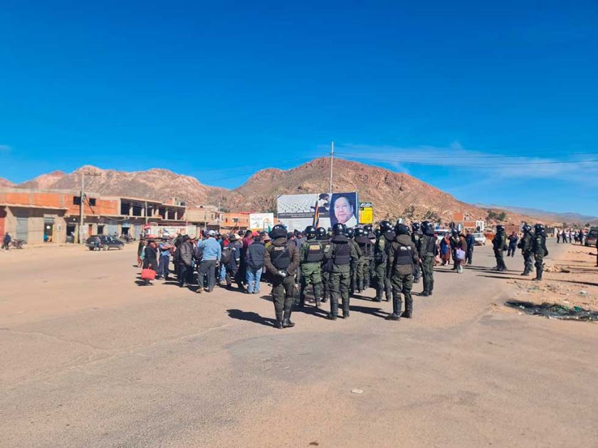 Solo tres rutas activas:  los bloqueos aíslan a  Potosí del eje central