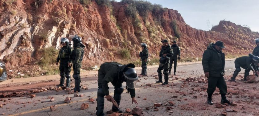 Policía usa agentes químicos para despejar carreteras: hay tres puntos de bloqueo