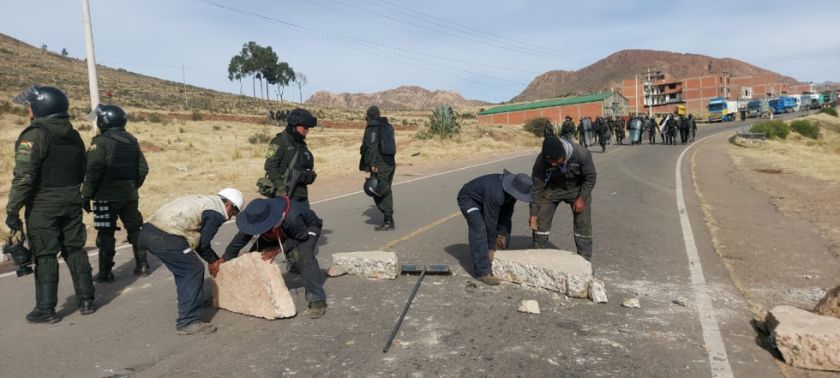 Policía reporta cinco puntos de bloqueo en Potosí