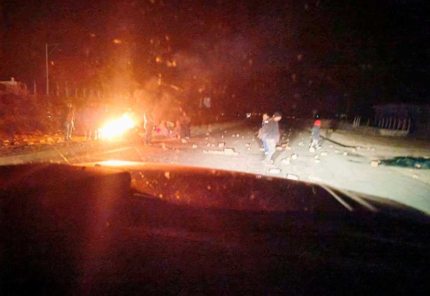 Policía despeja con gases,  pero los bloqueadores aumentan en Betanzos