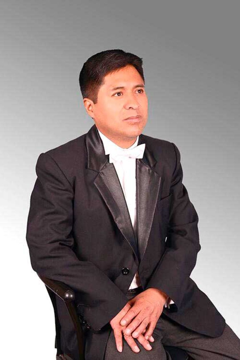Galardonan la trayectoria del director del coro de la U