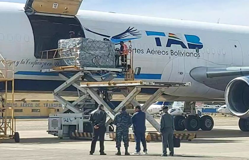 Distribuyen carne de pollo, res, aceite y huevos en La Paz y El Alto tras puente aéreo