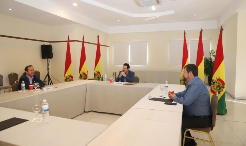 Tres candidatos participan de un encuentro político en Cochabamba