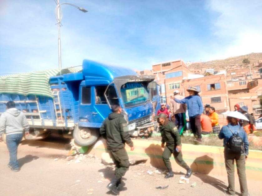 Camión cargado de cerdos protagoniza accidente vial
