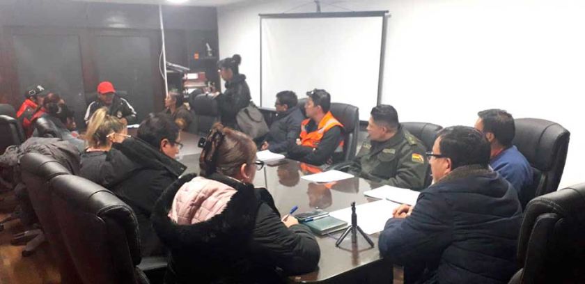 Los bloqueos de caminos causan la suspensión de la Alasita en la ciudad