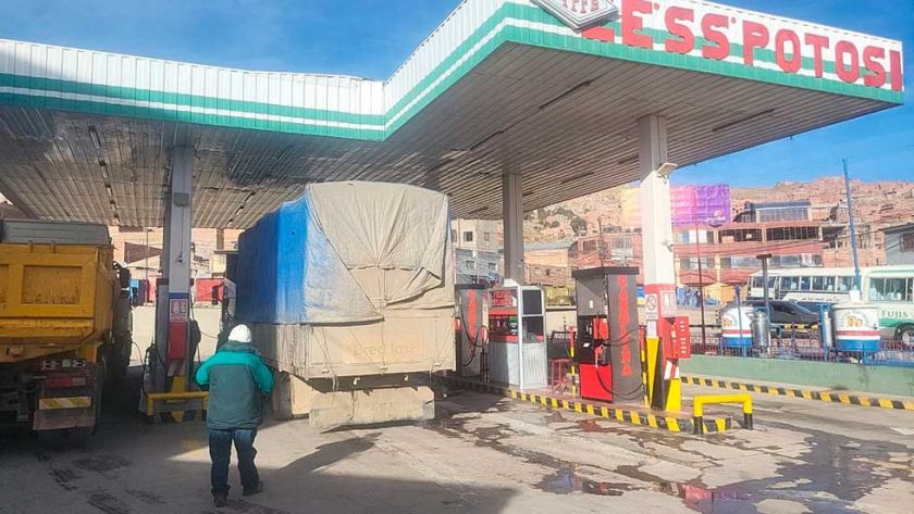 Llegan carburantes con mucha dificultad y choferes van a paro