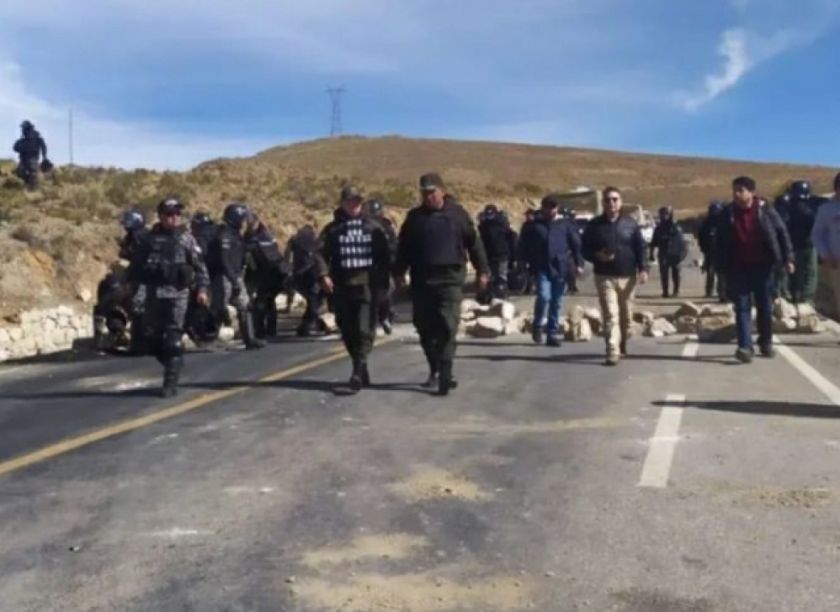 Policía levanta el bloqueo en Llallagua e instala vigilia para evitar nuevos cortes de ruta 