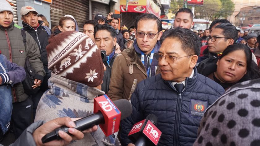 Increpan al viceministro Silva en operativo de control en mercado de La Paz