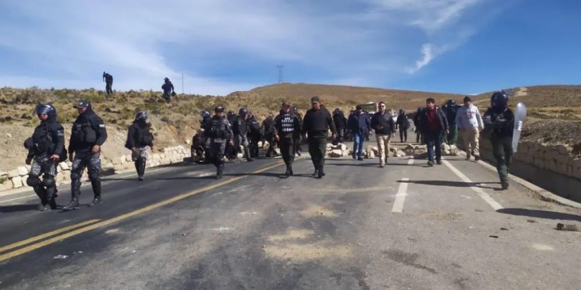Llallagua: bloqueadores reciben a policías con piedras y explosivos