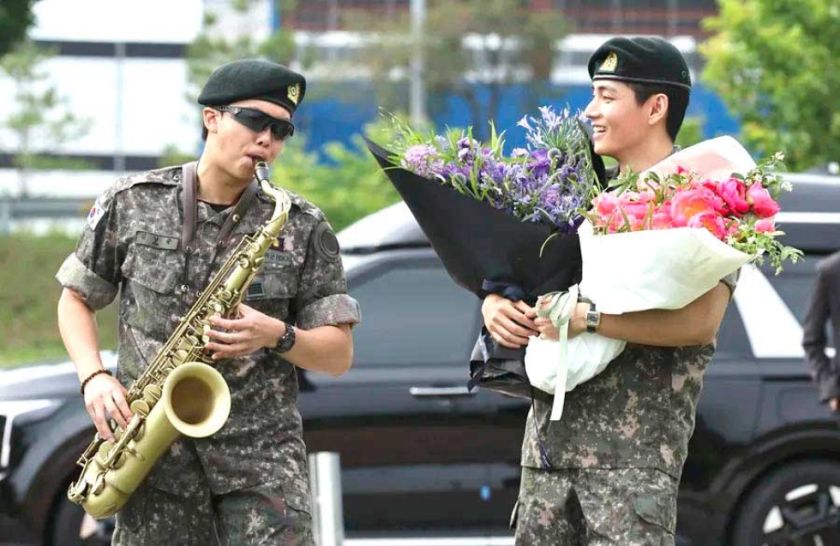 RM y V de BTS concluyen el servicio militar y se preparan para volver a los escenarios
