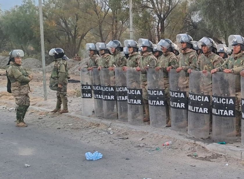 Policía retoma control en Vinto y encuentra dinamita dentro de un vehículo