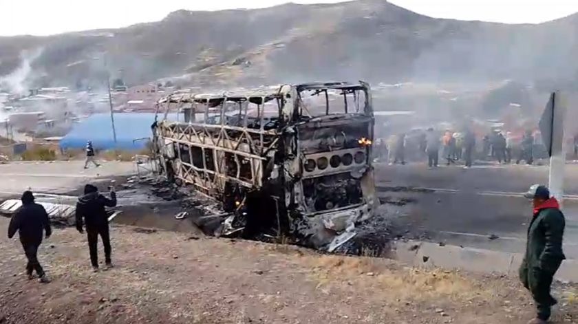 Chofer llora por su bus incendiado en Llallagua
