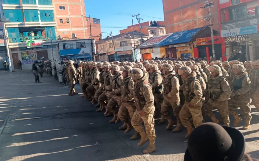 Llallagua está resguardada por militares: la población acoge a los uniformados