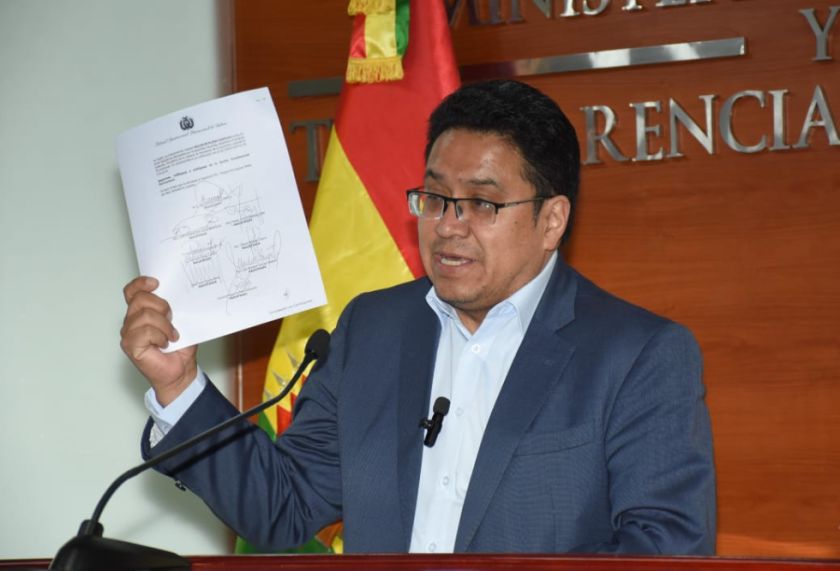 Exministro Siles dice que no escapó y se presentará ante la Fiscalía