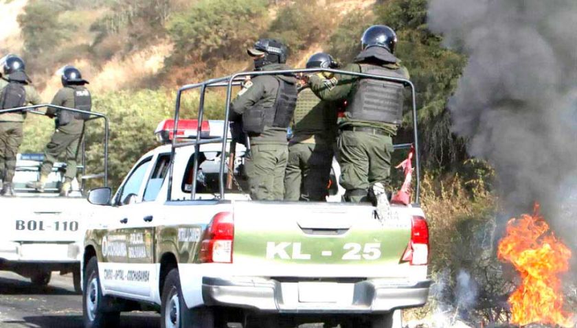 Esposas de policías culpan a Evo Morales por muertes violencias en bloqueos