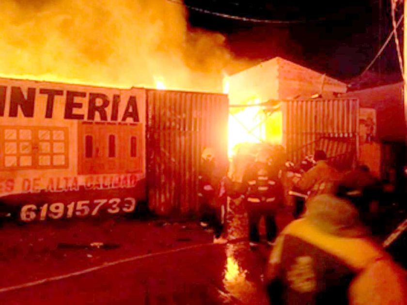 Un voraz incendio arrasa un negocio de una carpintería en la zona baja