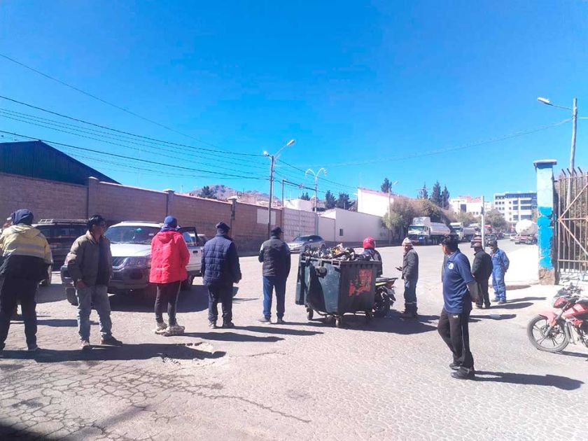 Ante la escasez de combustible choferes cercan instalaciones de YPFB