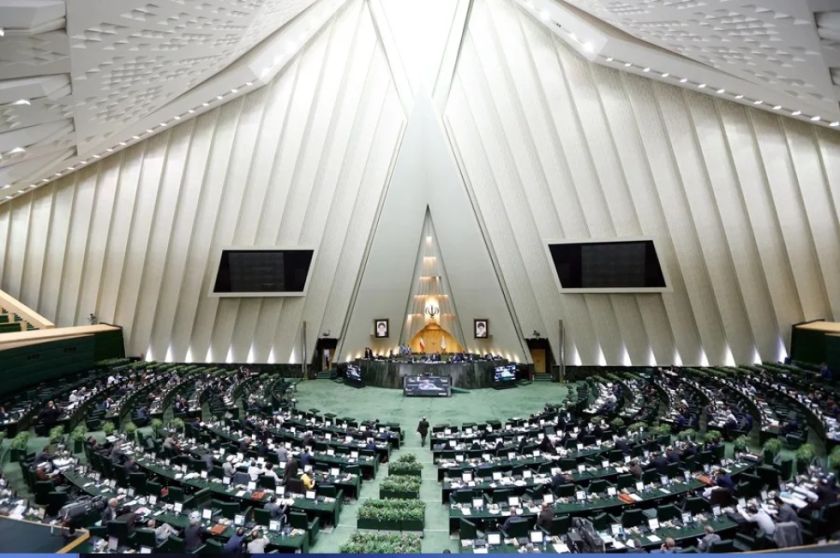 El Parlamento iraní aprueba suspender la cooperación con el OIEA