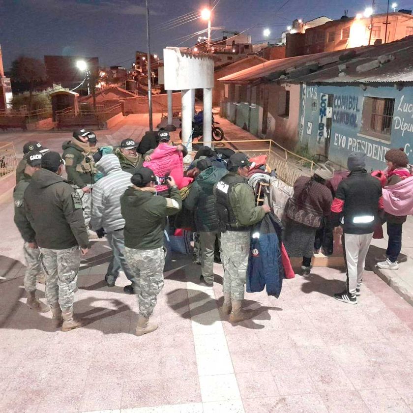 Policía entrega abrigo a las personas más necesitadas para combatir el frío