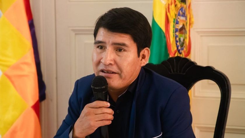 Gobernador de Chuquisaca sigue con ventilación mecánica, pero ya “obedece a ciertas órdenes”