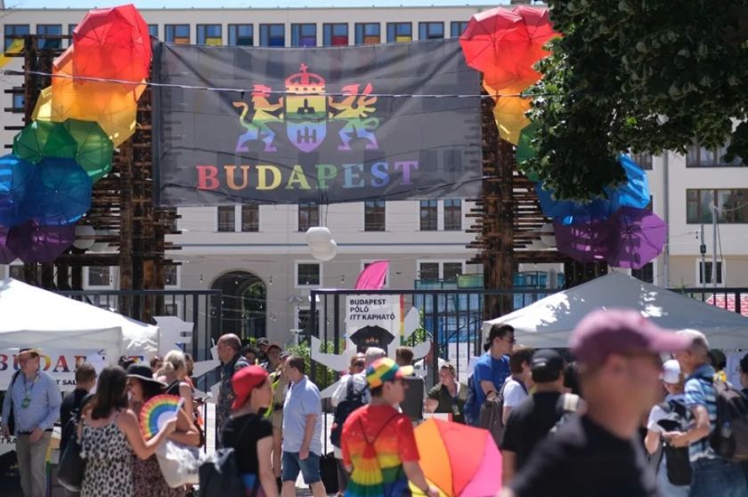 Arranca la prohibida Marcha del Orgullo de Budapest, con decenas de miles de personas