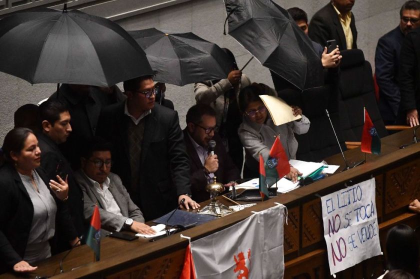 Diputados retoma sesión para tratar contrato de litio; lanzan agua al Ministro de Hidrocarburos