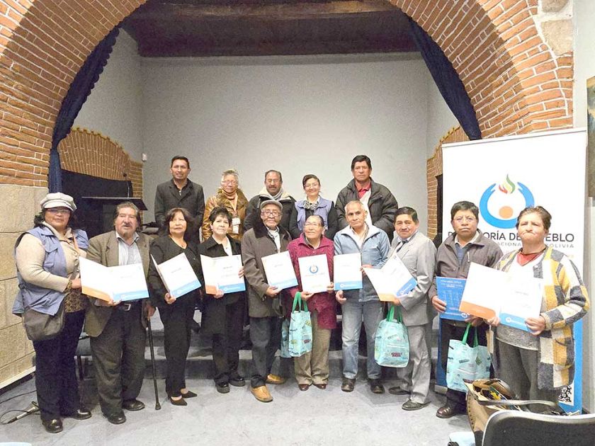 Defensoría del Pueblo certifica a 12 adultos mayores en Derechos Humanos