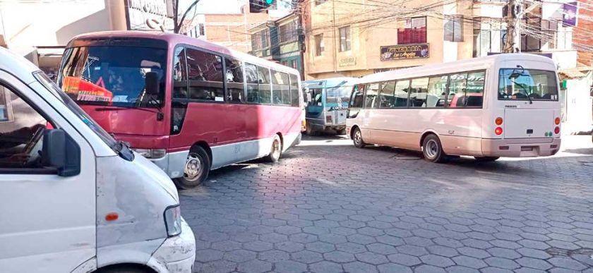 Cerca de 100 mil autos sumergen en medio del caos a la Villa Imperial