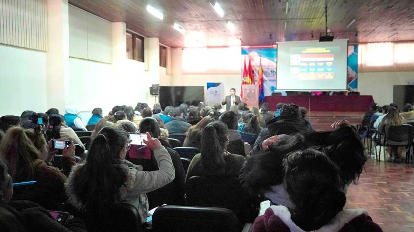 Capacitan a educadores para rendir el examen