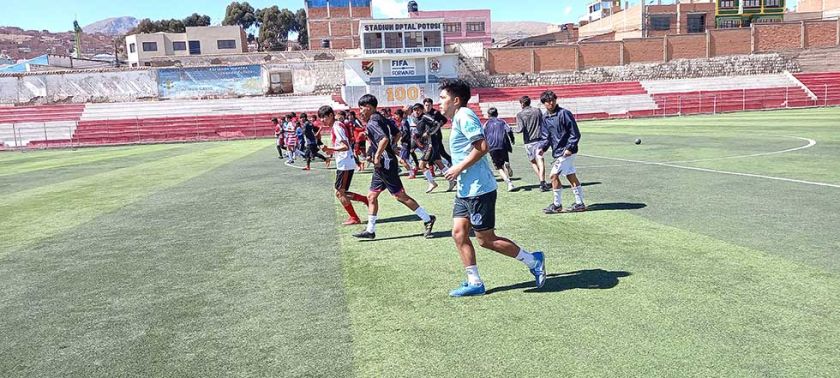 Equipos potosinos se preparan para jugar el torneo de fútbol de la Primera A