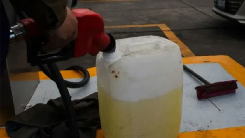 La Paz: Dos personas fueron aprehendidas por vender combustible en redes sociales