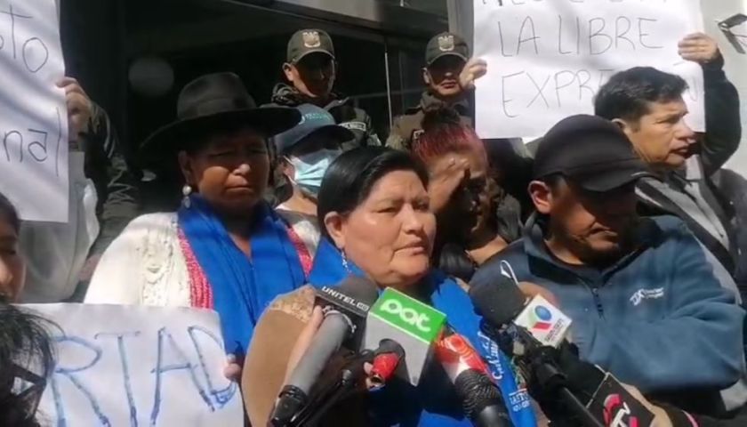 Evistas protestan en la Fiscalía General por la aprehensión de Ruth Nina