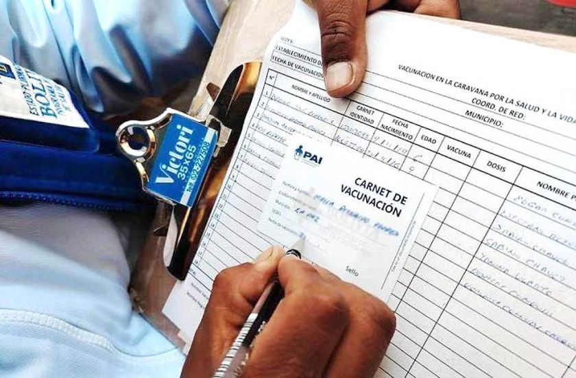 Alumnos del área rural vuelven a clases con su carné de vacunas