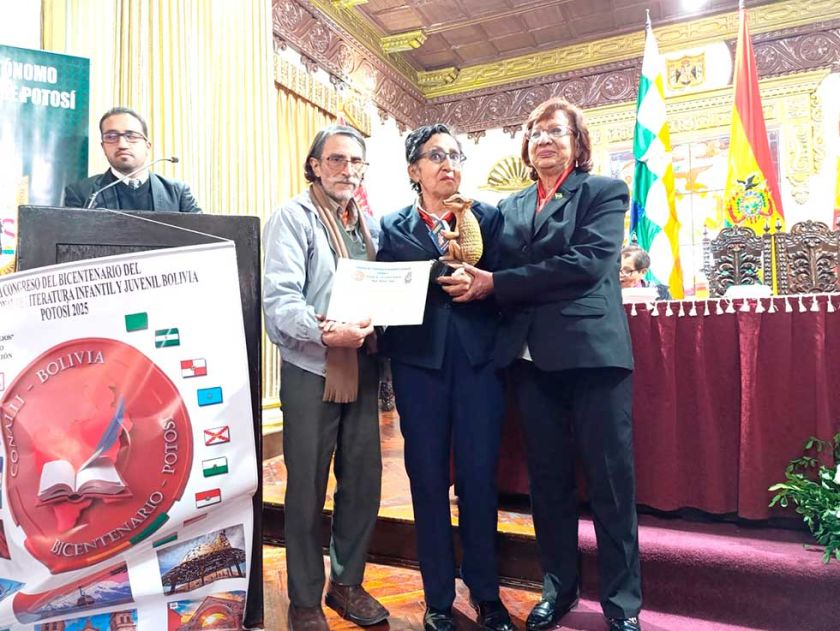 Escritora potosina recibe el premio “Hugo Molina Viaña”