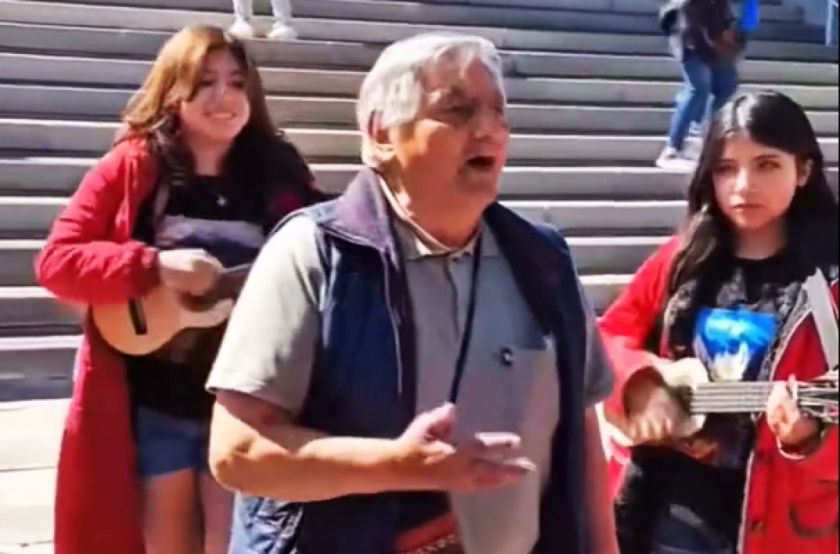 Dante Uzquiano, recurre a cantar en una plaza en busca de ayuda