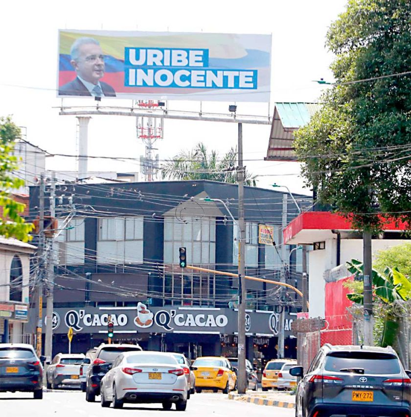 Colombia: Juez condena  a Uribe por dos delitos