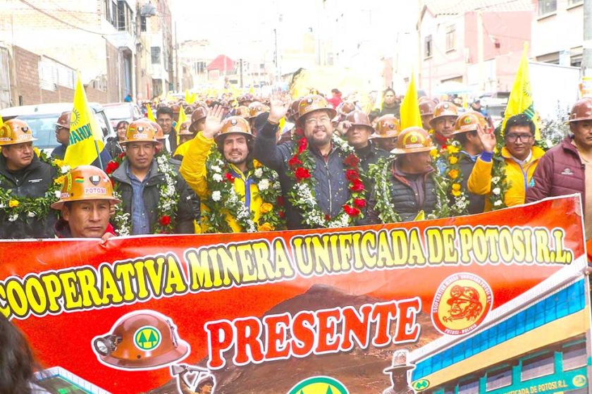 Los mineros apoyan a Samuel quien destaca la importancia de ese sector