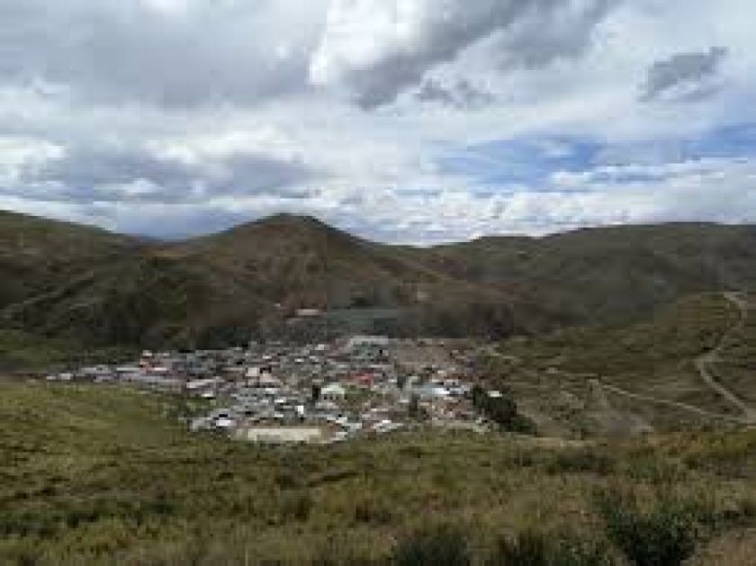 Cinco mineros pierden la vida tras la caída de talud en mina de oro en Amayamapmpa 