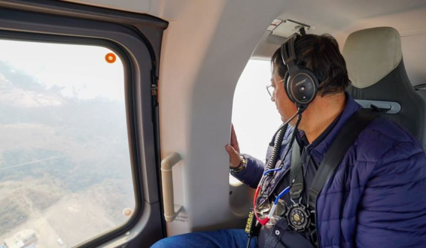 Arce sobrevuela la zona afectada por incendio en Tarija y anuncia un segundo helicóptero